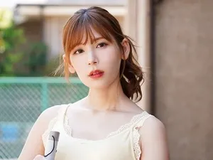 Má trẻ đơn thân và cậu con trai ở tuổi dậy thì chào cờ mỗi sáng