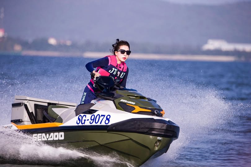 Cậu thanh niên mọt sách ngây thơ được cô bạn học đưa vào đời